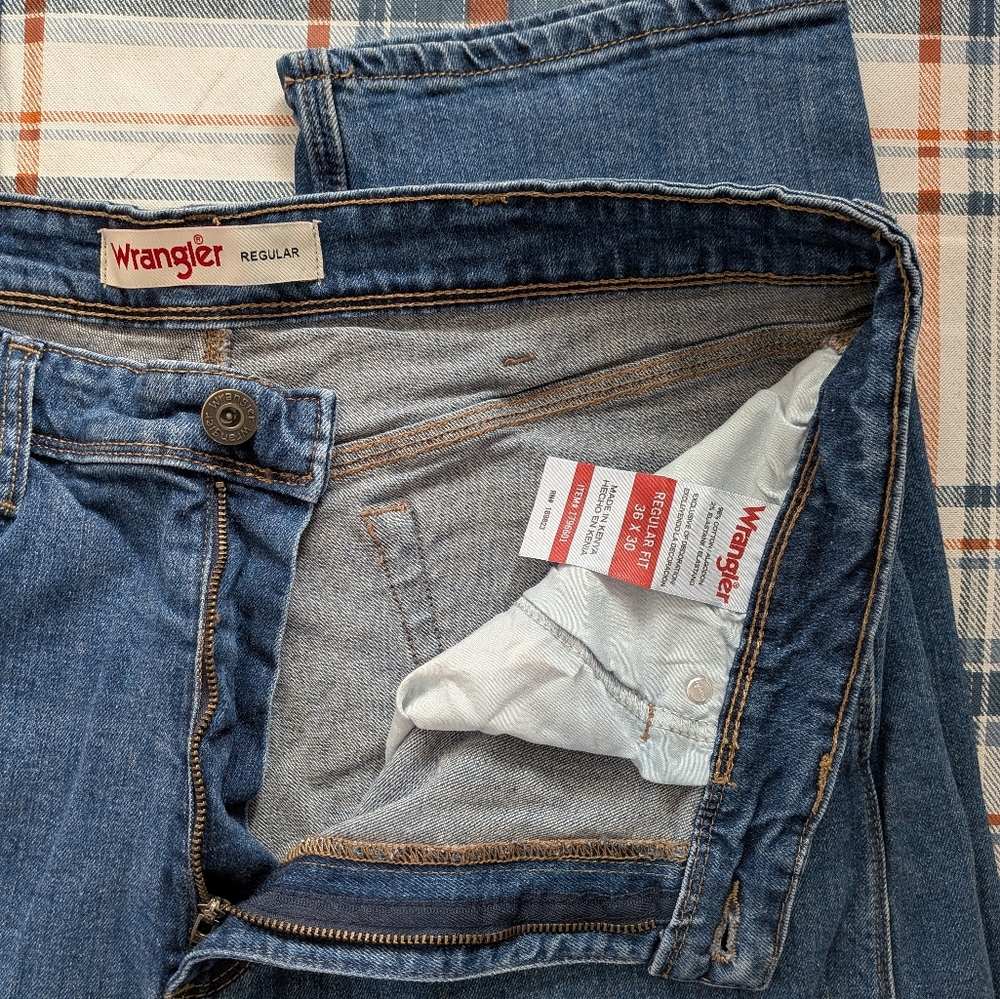 Wrangler Men's Relaxed Fit Blue Jeans Sz 36 x 30 Regular Fit - Picture 4 of 9